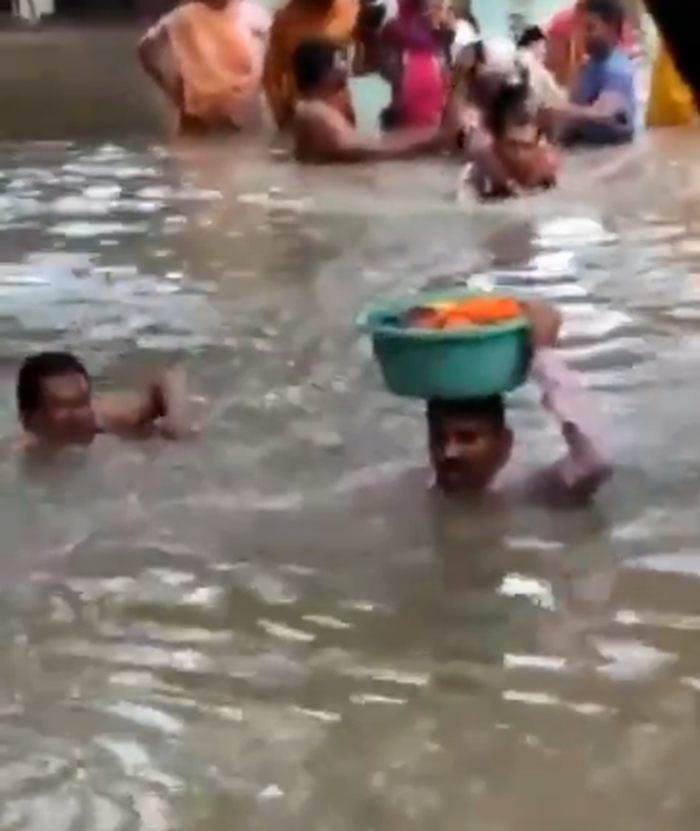 Shamsher Singh
Demi Selamatkan Bayi Berusia 45 Hari, Pria Ini Rela Terjang Banjir Tanpa Takut Buaya dengan Membawanya di Baskom