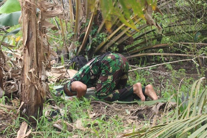 anggota yang sedang salat di tengah tugas