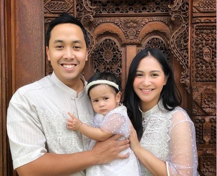 Caca Tengker bersama keluarganya