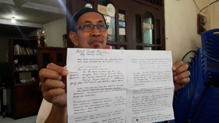 Sukin, ketua RT menunjukkan surat cinta dari kakek untuk bocah SD
