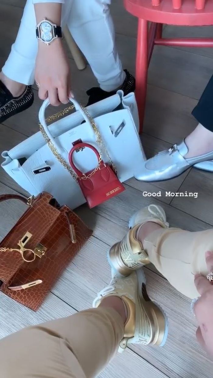 Unggahan instastory Syahrini pamer koleksi tas terbaru