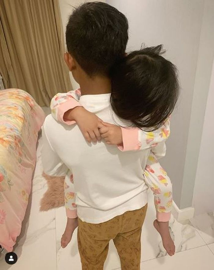 Betrand Peto menggendong Thalia anak Ruben Onsu dan Sarwendah