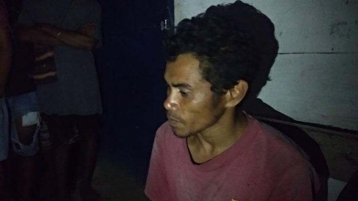 Obir Mansu (31) ayah dari kedua korban sekaligus suami dari pelaku pembunuhan.