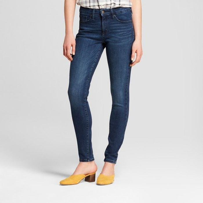 Jeans warna gelap untuk paha besar
