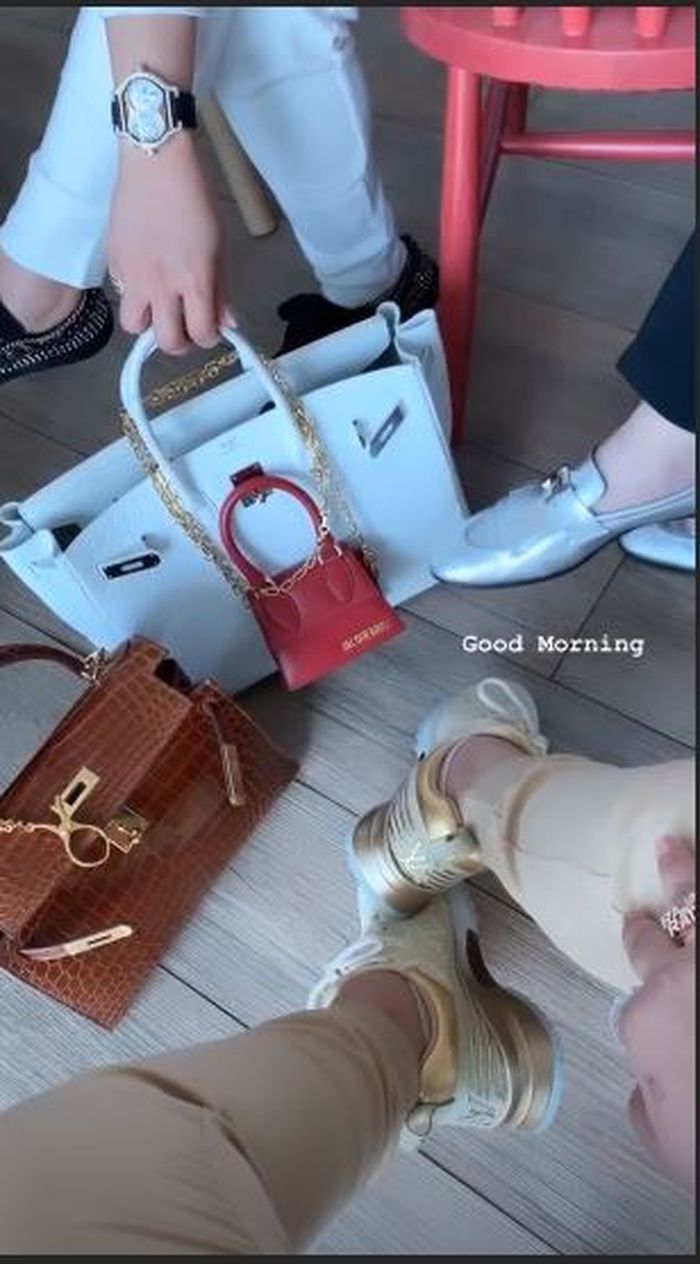 Syahrini melengkapi tas Hermes dengan tambahan tas mungil berwarna merah dari brand Jacquemus
