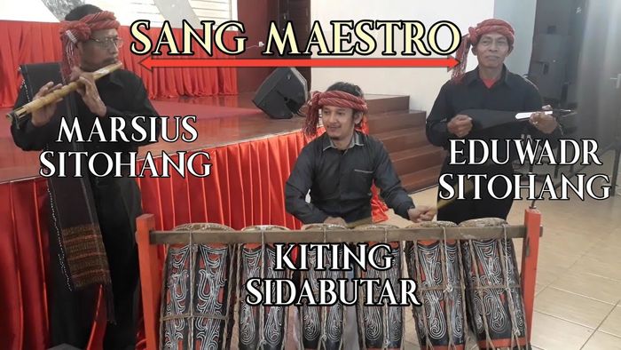 Maesius Sitohang bermain seruling