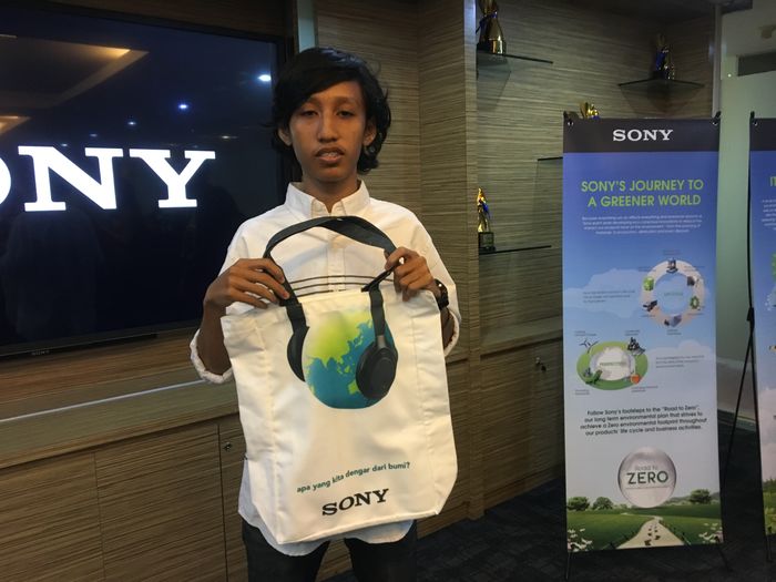 Desain dari Lintang yang dijadikan reusable shopping back untuk Sony Center di seluruh Indonesia