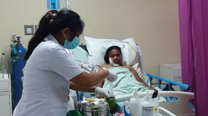 Dewi Regina Ano (24) ditetapkan sebagai tersangka pembunuhan dua anak kembar di Kupang.