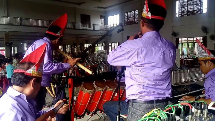 Marsius Sitohang dan grup musiknya.