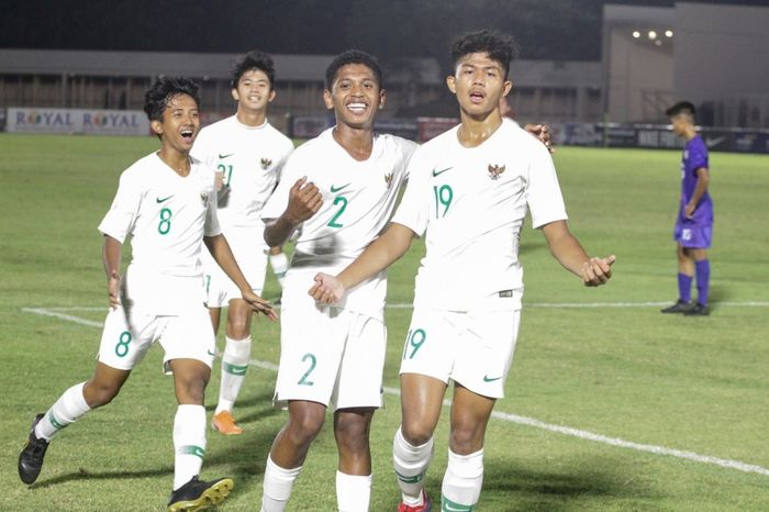 Para pemain timnas U-16 Indonesia berselebrasi setelah mencetak gol ke gawang Filipina pada matchday pertama Kualifikasi Piala Asia U-16 2020 di Stadion Madya, Jakarta, Rabu (18/9/2019).