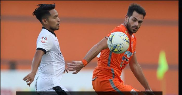 Andik Vermansah (kiri) harus menerima kekalahan timnya Madura United dari Borneo FC.