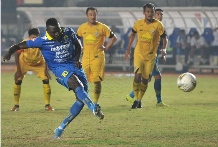 Ezechiel NDouassel gagal mencetak gol lewat tendangan penalti saat Persib bertemu Semen Padang, 18 September 2019.