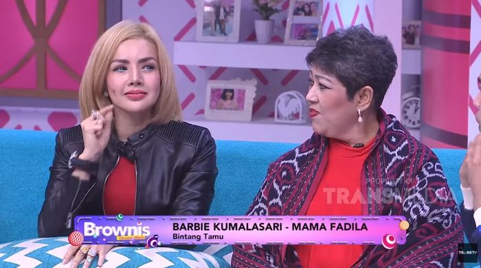 Barbie Kumalasari pamer lesung pipit baru di kedua pipinya.