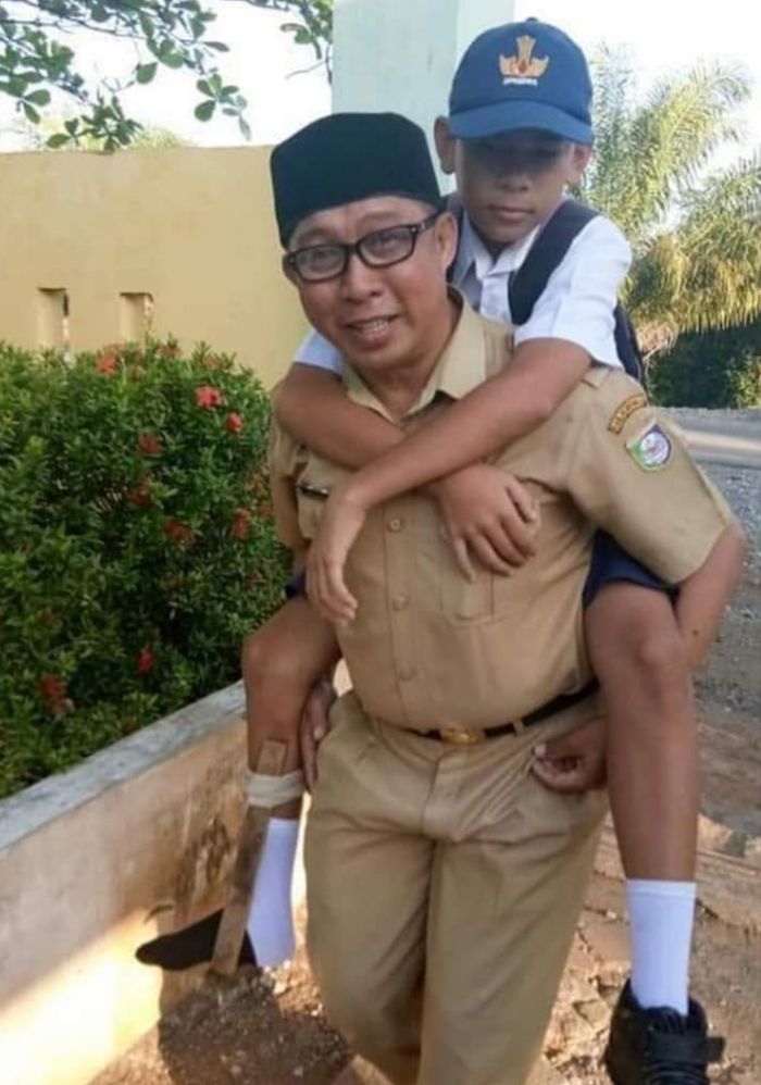 Tempuh Jarak 6 Kilometer, Guru Ini Rela Gendong Siswa Patah Tulang Selama 2 Minggu Demi Cerdaskan Generasi Penerus Bangsa