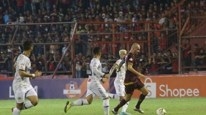 Gelandang serang PSM Makassar, Wiljan Pluim, mendapatkan pengawalan dari para pemain Tira-Persikabo pada laga pekan ke-19 Liga 1 2019.