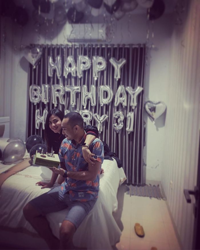 Foto terbaru Enji dengan wanita yang diduga adalah pacar barunya di hari ulang tahun mantan suami Ayu Ting Ting.