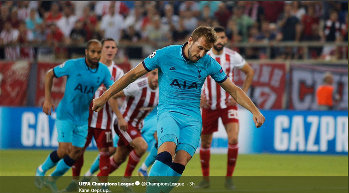 Striker Tottenham Hotspur, Harry Kane, mencetak gol lewat titik penalti dalam laga melawan Olympiacos pada matchday 1 Liga Champions, Rabu (18/9/2019) di Stadion Karaiskakis, Piraeus.