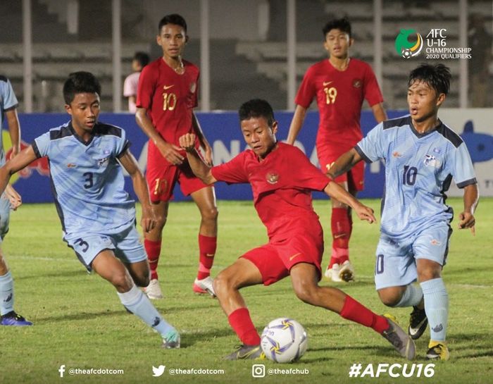 Pemain sayap timnas U-16 Indonesia, Ruy Arianto diapit dua pilar timnas U-16 Kepulauan Mariana Utara, Jeremiah Jerome Diaz (kiri) dan Oliver Fajardo pada laga Grup G Kualifikasi Piala Asia U-16 2020 di Stadion Madya Gelora Bung Karno, Senayan, Jakarta, 18 September 2019. 