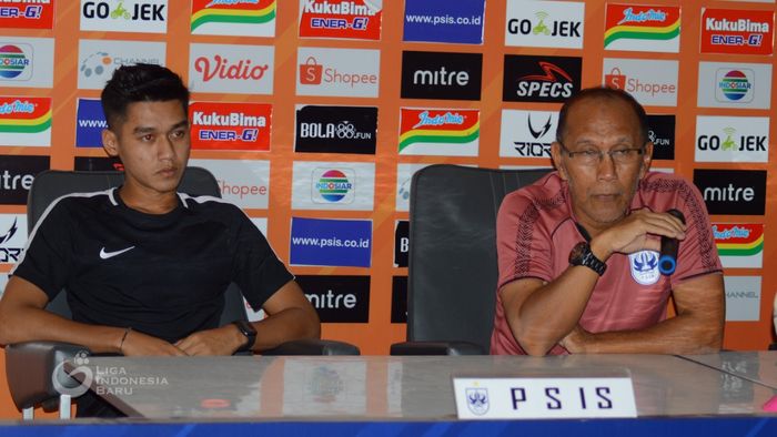Pelatih PSIS Semarang, Bambang Nurdiansyah, memberikan keterangan sebelum laga kontra Persebaya Surabaya pada pekan ke-19 Liga 1 2019.