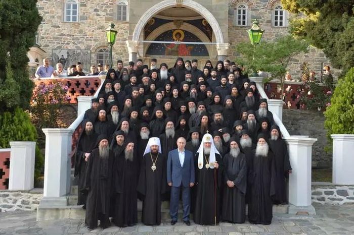Presiden Vladimir Putin saat mengunjungi Gunung Athos di kepulauan Yunani pada 2016.