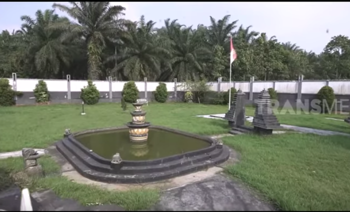 Halaman rumah Pasha Ungu yang sangat luas