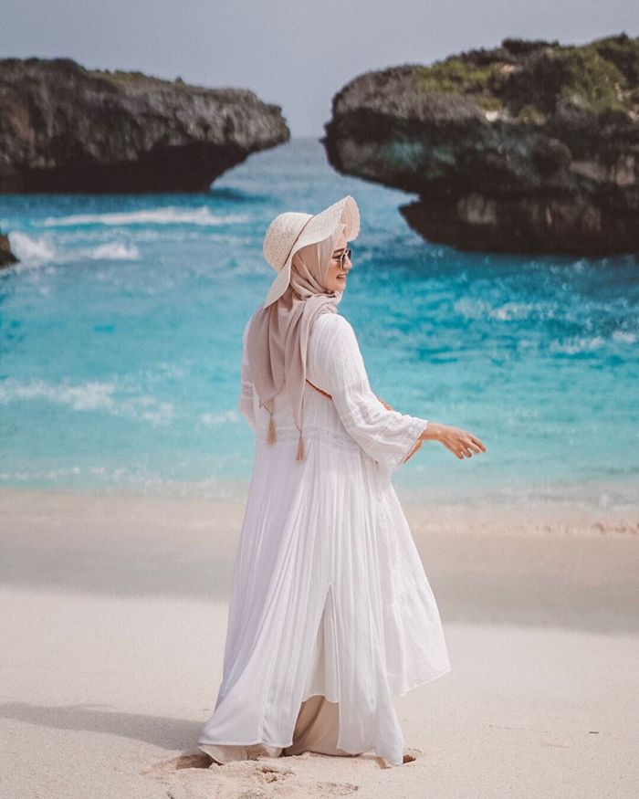5 Ide Outfit Hijab  Buat Liburan ke Pantai  ala Selebgram 