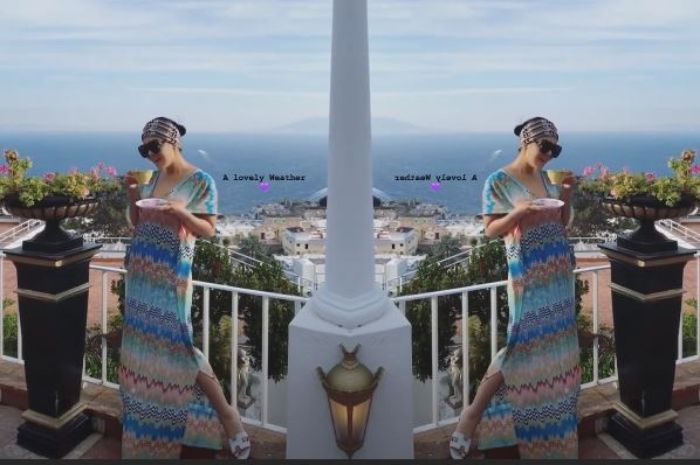 Penampilan Sayhrini kenakan paduan baju mirip daster dan sandal teplek harga jutaan rupiah saat liburan ke Italia