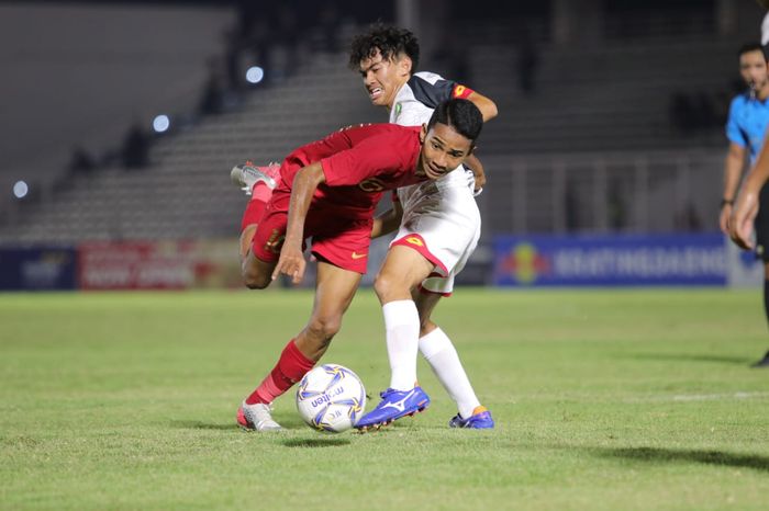Pemain timnas U-16 Indonesia, Marselino Ferdinan (kiri), dijegal pemain Brunei Darussalam pada matchday ketiga Kualifikasi Piala Asia U-16 2020 di Stadion Madya, Jakarta, Jumat (20/9/2019).