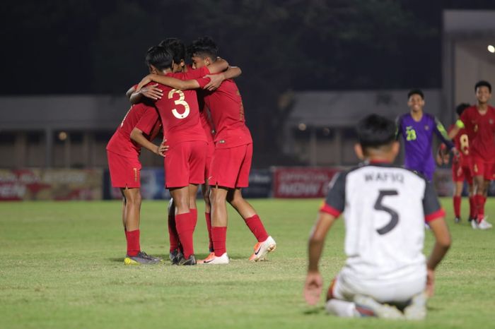 Selebrasi para pemain timnas U-16 Indonesia usai mencetak gol ke gawang Brunei Darussalam pada matchday ketiga Kualifikasi Piala Asia U-16 2020 di Stadion Madya, Jakarta, Jumat (20/9/2019).