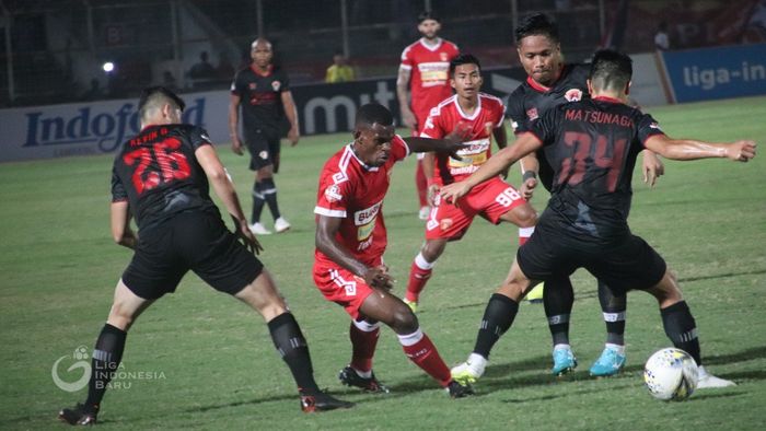 Pemain Perseru Badak Lampung FC, Melcior Majefat, mencoba melewati pemain Kalteng Putra pada laga pekan ke-19 Liga 1 2019.