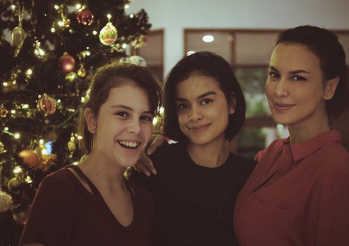 Sophia Latjuba dengan dua anaknya, Eva Celia dan Manuella Aziza Villareal