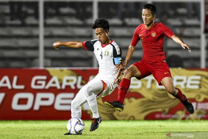Pemain Timnas U-16 Indonesia, Raka Cahyana, berusaha melewati pemain Brunei Darussalam, Mohammad Nazry, pada laga kualifikasi Piala Asia U-16 2020 di Stadion Madya, Jakarta, 20 September 2019.