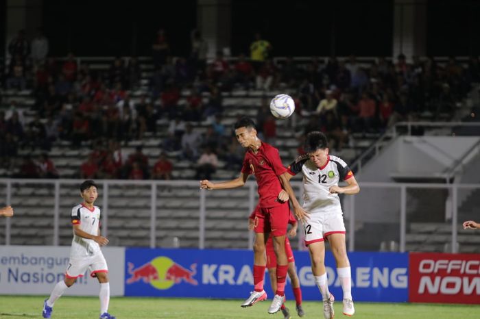 Pemain timnas U-16 Indonesia, Marselino Ferdinan (merah), duel udara dengan pemain Brunei Darussalam pada matchday ketiga Kualifikasi Piala Asia U-16 2020 di Stadion Madya, Jakarta, Jumat (20/9/2019).