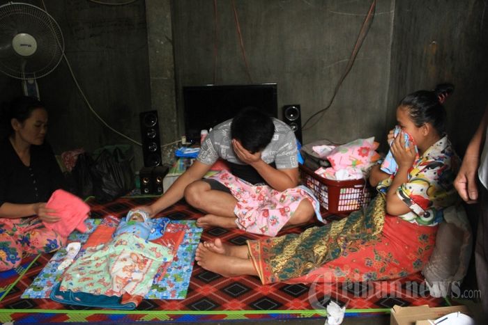 Kedua orang tua bayi yang baru berusia tiga hari ini tak kuasa melihat anak yang mereka nantikan terbujur kaku.