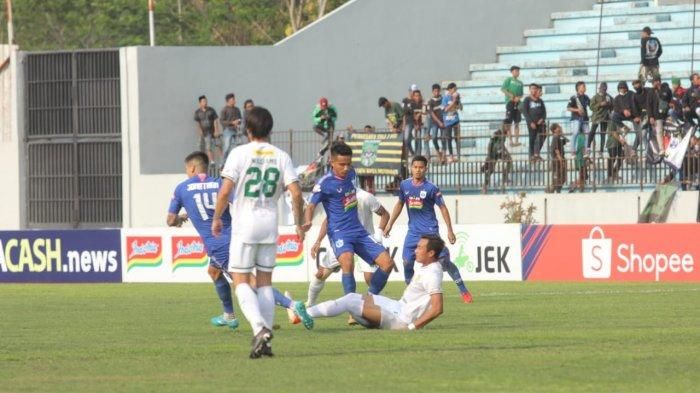 Suporter persebaya Surabaya Bonek dan Suporter PSIS Semarang baik dari Panser Biru dan Snex berhasil masuk ke dalam stadion Moch Soebroto, Magelang dalam pertandingan PSIS melawan Persebaya, Jumat (20/9/2019) sore.
