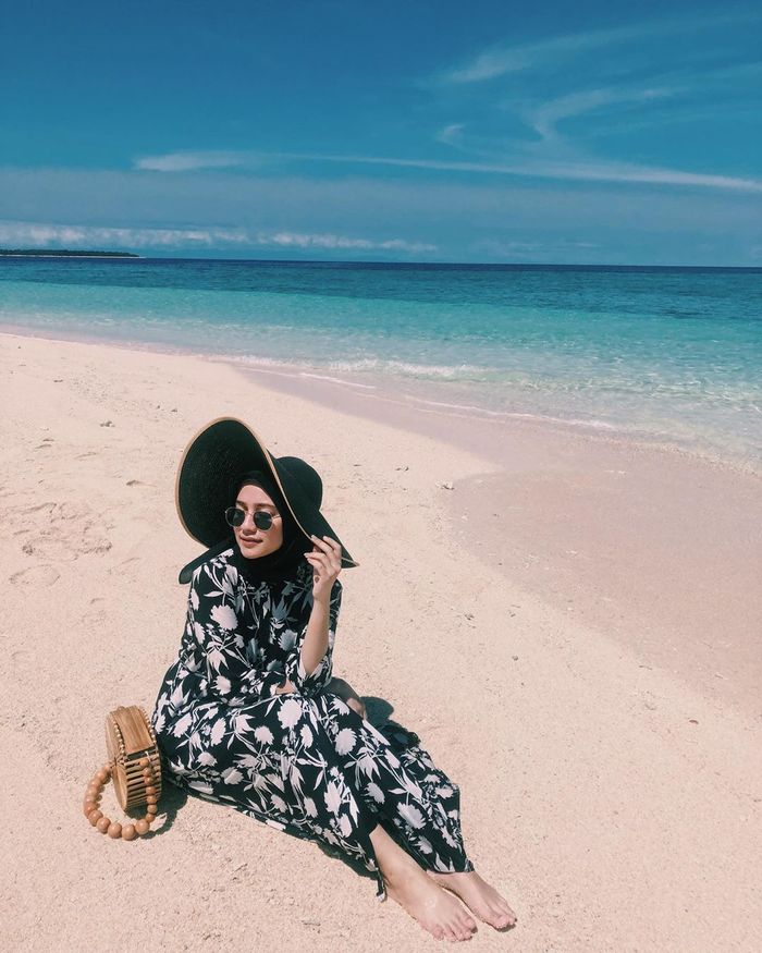 5 Ide Outfit Hijab  Buat Liburan ke Pantai  ala Selebgram 