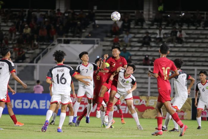 Para pemain timnas U-16 Indonesia dan Brunei Darussalam saling berebut bola pada matchday ketiga Kualifikasi Piala Asia U-16 2020 di Stadion Madya, Jakarta, Jumat (20/9/2019).