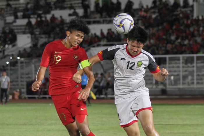 Pemain timnas U-16 Indonesia, Ahmad Athallah Araihan (kiri), berduel dengan pemain Brunei Darussalam pada matchday ketiga Kualifikasi Piala Asia U-16 2020 di Stadion Madya, Jakarta, Jumat (20/9/2019).