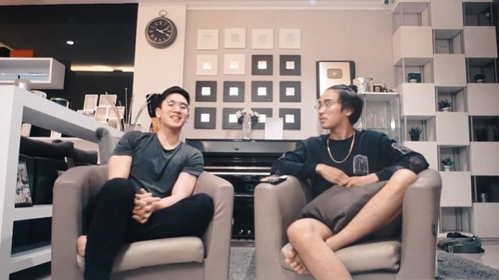 Momen Verrrell Bramasta saat negevlog bersama putra Alm Ustaz Uje, Abidzar Al Ghifari