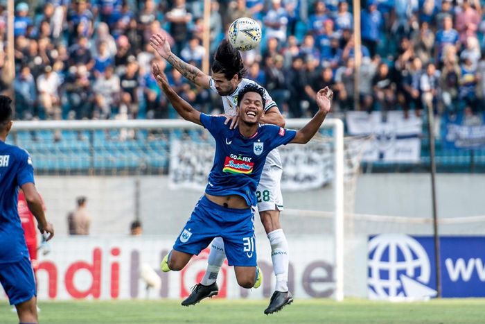 Gelandang Persebaya Surabaya, Aryn Williams, berduel dengan pemain PSIS Semarang, Heru Setyawan, pada laga pekan ke-19 Liga 1 2019 di Stadion dr. H. Moch Soebroto, Magelang, pada 20 September 2019.