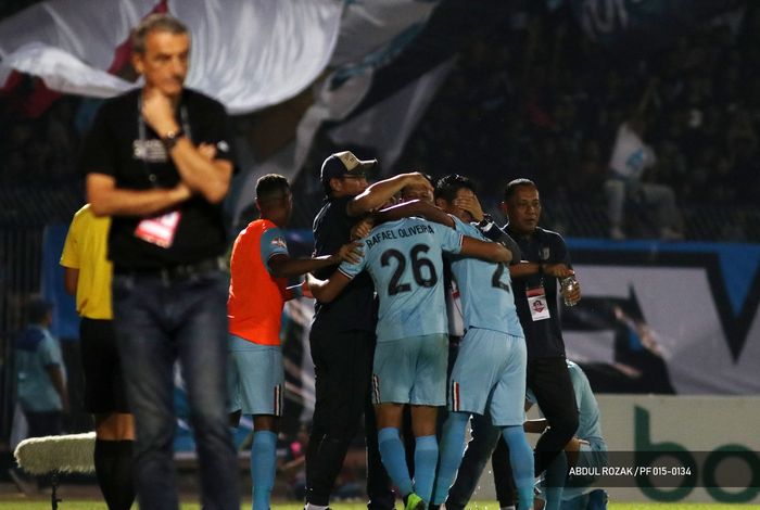 Pelatih Persela Lamongan, Nilmaizar, merangkul anak asuhnya saat laga melawan Arema FC pada pekan ke-19 Liga 1 2019.