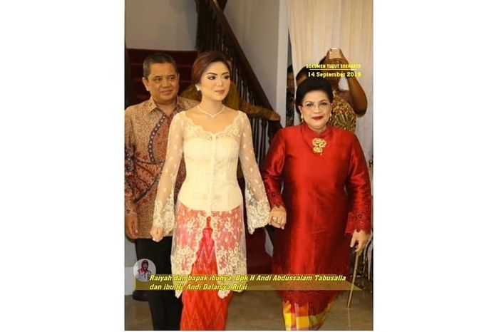 Raiyah digandeng oleh ibunya