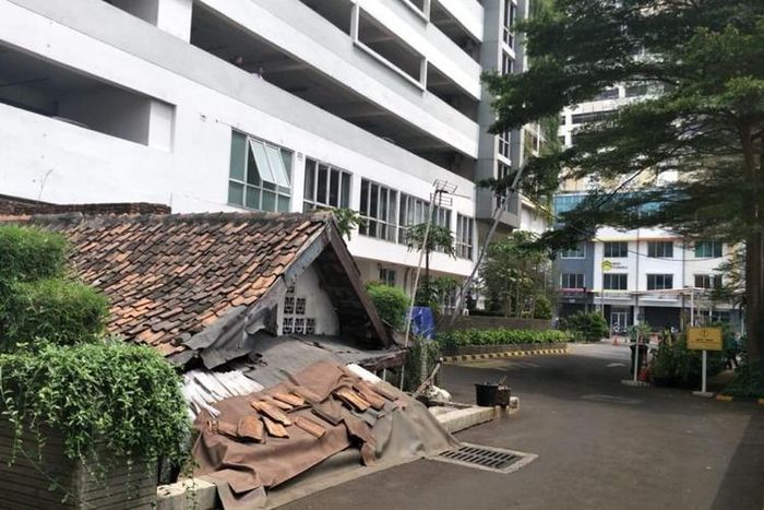 Rumah tua Lies (64) berada di kompleks Apartemen Thamrin Executive Residence. sejak 2012, dia menolak pengembang yang ingin membeli rumahnya.