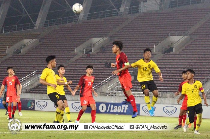 Aksi para pemain timnas U-16 Malaysia (kuning) dan pilar timnas U-16 Laos pada laga kedua Grup J Kualifikasi Piala Asia U-16 2020 di Stadion Nasional, Vientiane, 20 September 2019.
