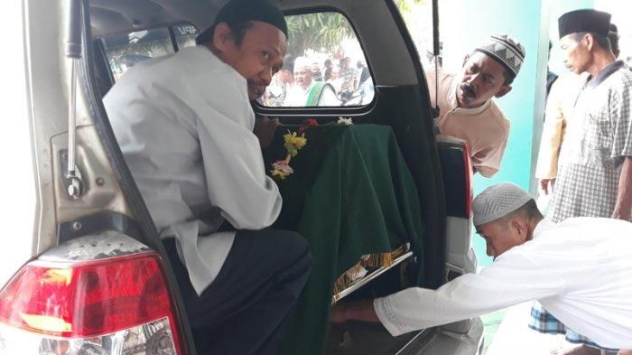 Proses pemakaman Imam Muflih, korban kecelakaan tol Pejagan Pemalang km 300, tegal, Jawa Tengah, di TPU Griya Serpong, Cisauk, Kabupaten Tangerang, Jumat (20/9/2019).