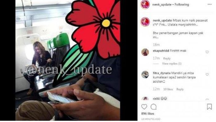 Barbie Kumalasari di pesawat ekonomi