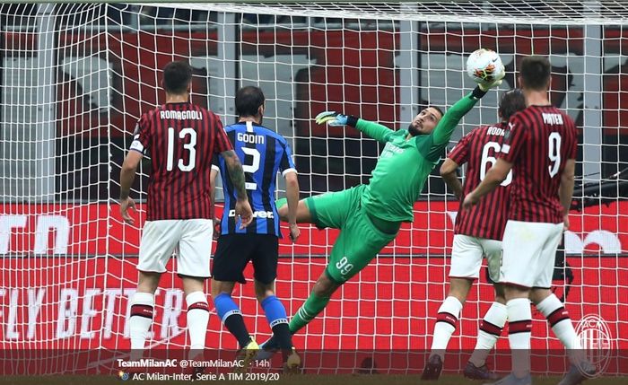 Aksi kiper AC Milan, Gianluigi Donnarumma, menghalau tendangan pemain Inter Milan dalam pertandingan bertajuk Derby della Madonnina di Stadion San Siro, 21 September 2019