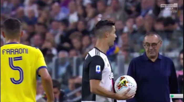 Kedipan mata pelatih Juventus, Maurizio Sarri, kepada Cristiano Ronaldo dalam laga kontra Verona pada Sabtu (21/9/2019).