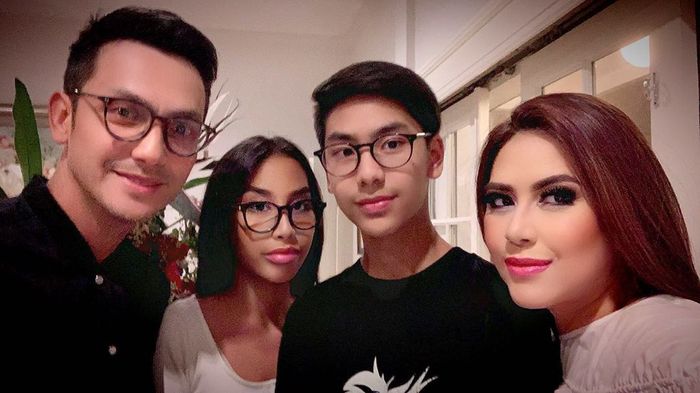 Gunawan Sudrajat dan Lala Gunawan serta anak-anak