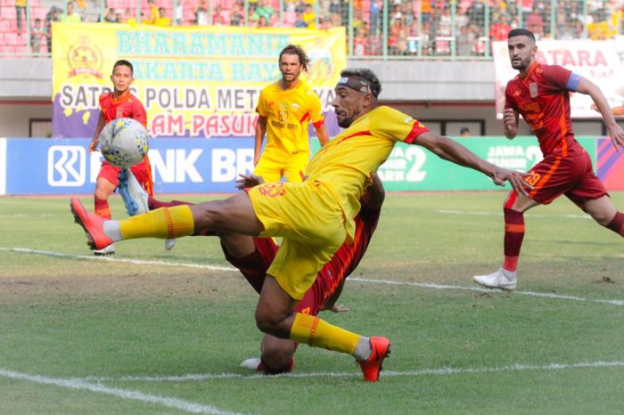 Aksi gelandang impor Bhayangkara FC, Bruno Matos saat timnya menjamu Borneo FC pada laga pekan ke-19 Liga 1 2019 di Stadion Patriot, Chandrabaga, Kota Bekasi, 22 September 2019.